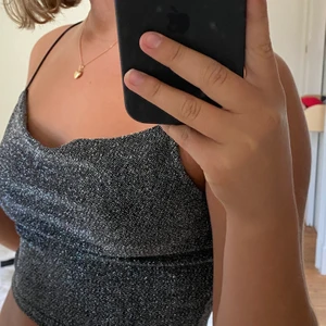 Glittertopp - Säljer denna supersnygga glittertopp med spaghetti straps från hm som är använd max 2ggr. Säljer eftersom jag har ett flertal glittertoppar och denna inte riktigt kommit till användning😊  toppen finns inte heller kvar på hemsidan❤️ frakt tillkommer❣️ Buda från 50 kr💞