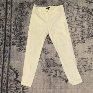 Vit byxa från MANGO - HELT oanvänd! jättefint skick. Säljer för 120kr INKLUSIVE frakt som är spårbar! 