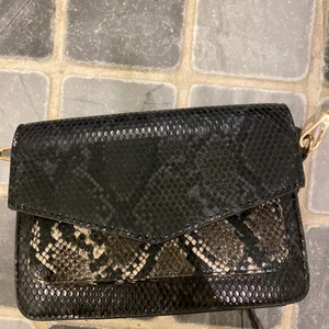 Väska! - Säljer denna ormskins väska ifrån glitter för 30kr+ frakt💕💕 väskan har ett tillhörande band💕 Andvänt den ett fåtal gånger så den är i bra skick ✨kontakta mig här på Plick om du är intresserad🤪