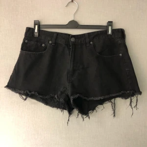 Ett par svarta shortsjeans från Pull & Bear - Ett par svarta shortsjeans  Varumärke : Pull & Bear Storlek : EUR 42 