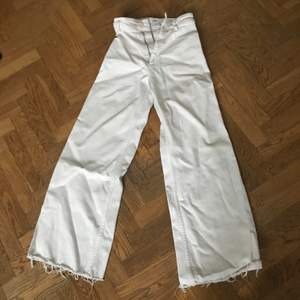 Säljer pissnygga vita Zara jeans!!! Säljs inte på Zara längre!! Dom är straight/flaire 🧡🧡 Buda från 120kr eller köp direkt för 215kr! Passar mig och jag är 162,5