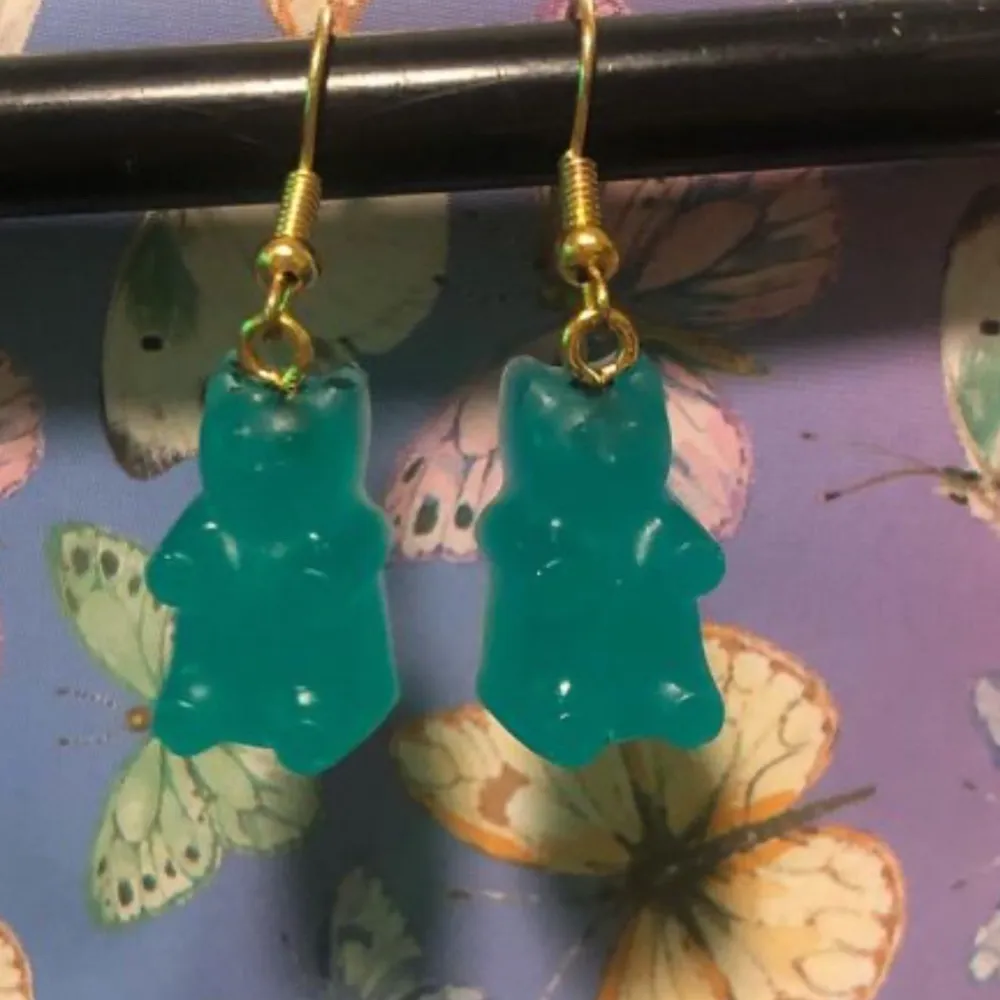Egencraftade örhängen med egengjutna gummibjörns örhängen! Det ligger mycket arbete och tid bakom varje smycke vilket gör mina priser till superbra! 💖 19kr och frakt ingår! @ykkishop på instagram . Övrigt.