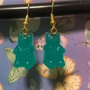 Egencraftade örhängen med egengjutna gummibjörns örhängen! Det ligger mycket arbete och tid bakom varje smycke vilket gör mina priser till superbra! 💖 19kr och frakt ingår! @ykkishop på instagram 