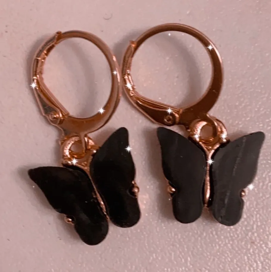 populära fjärils örhängen i svart färg. Accessoarer.