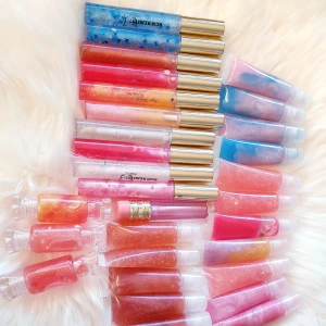 Lipgloss SELLOUT - Stort rea på läppglans ftån 7 kr till 20kr. Frakt 12kr. Karamell tuber/ penna tuber  - 7kr/st, squeeze tuber-10kr/st, wand tuber - 20kr/st. Skriv i meddelandet om ni har frågor ❌ALLA ÄR SÅLDA FINNS BARA DEN ROSA I WAND TUBE KVAR! ❌