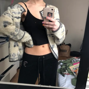 Grå kofta - Grå stickad tröja med lite glitter i. Har ett spänne💕