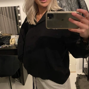 Svart blus weekday - Säljer denna svarta blus/skjorta. Supermysigt material och snygg passform. Hel och ren, nästan som ny. Köpt för 499:)🌸