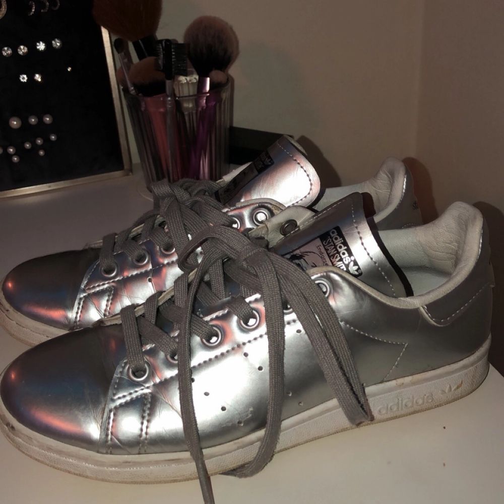 Snygga adidas skor silver | Plick Second Hand