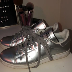 Snygga adidas skor silver - Storlek 37    Silvriga adidas skor. Använt en gång 