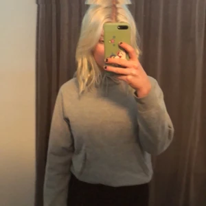 Grå huddie ifrån vero moda - Grå huddie från vero Moda i storlek S 