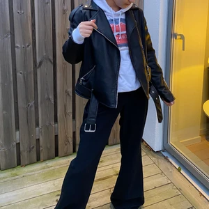 Trendig hoodie - En fin hoodie som är i bra skick. Säljer för att den har blivit förliten. (Sista bilden tagit från deras hemsida) frakt tillkommer! Nypris 59€