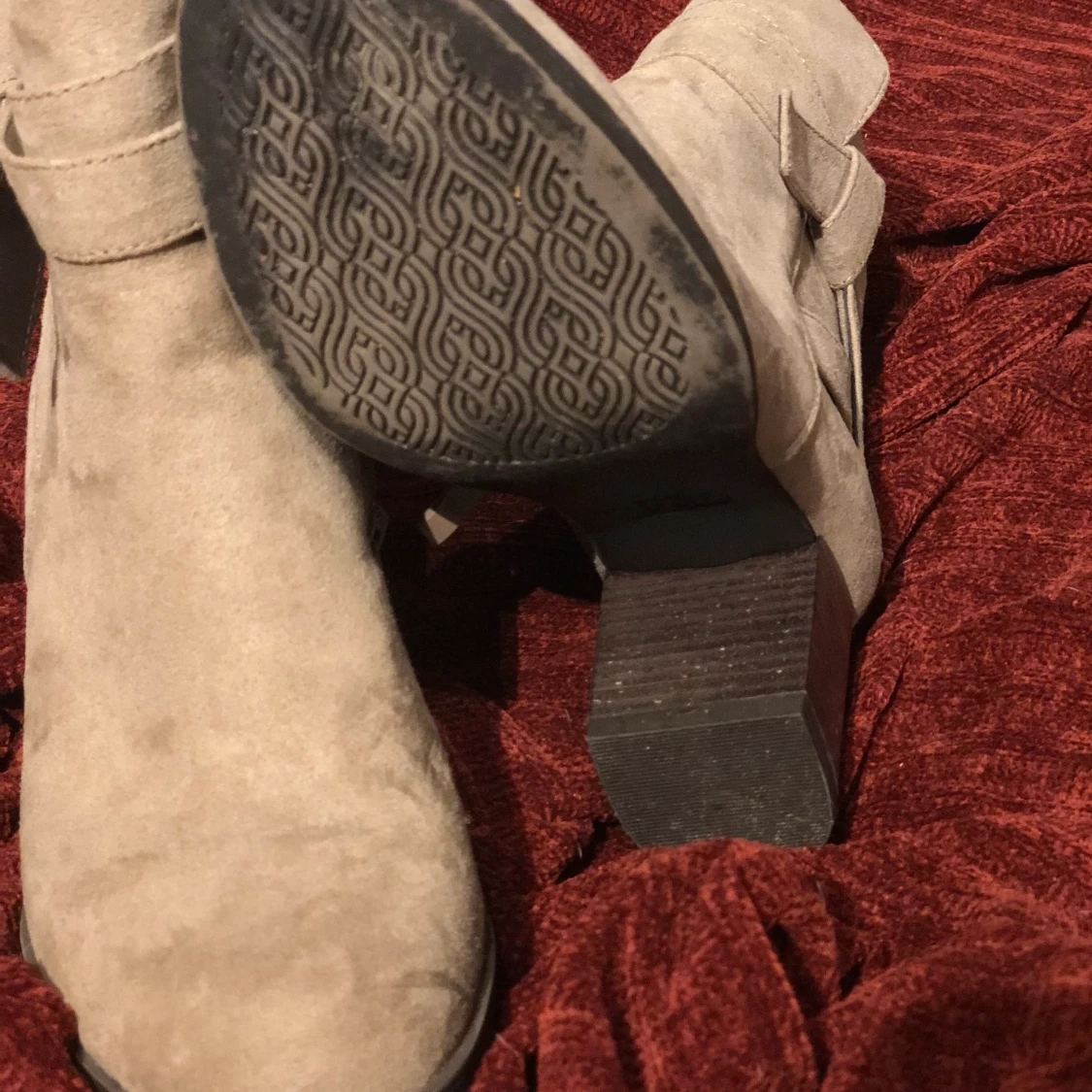 högklackade mocca-aktiga skor - 90