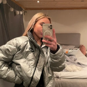 NIKE JACKA SILVER - HELT NY NIKE JACKA SILVERFÄRGAD, nypris 2049kr, mitt pris 1500kr! Alla tags sitter kvar, aldrig använd!! Det är storlek L på den men eftersom att den är croppad så är den snygg på en s/m, blir lite oversize, går snyggt att styla!! 