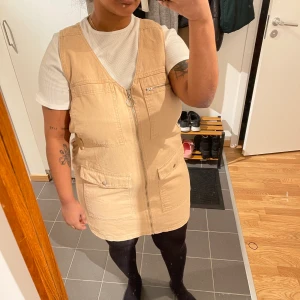 Jeansklänning med dragkedja - Collusion - Aldrig använd. Men hade säkert varit snygg med en tajt vit t-shirt under.