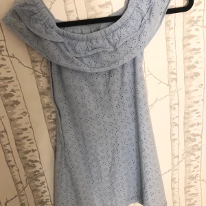 Jättefin blå spetsklänning - Säljer denna jättefina blå offshoulder spetsklänning då den är för liten. Fint skick. Från H&M i storlek 34. 100kr