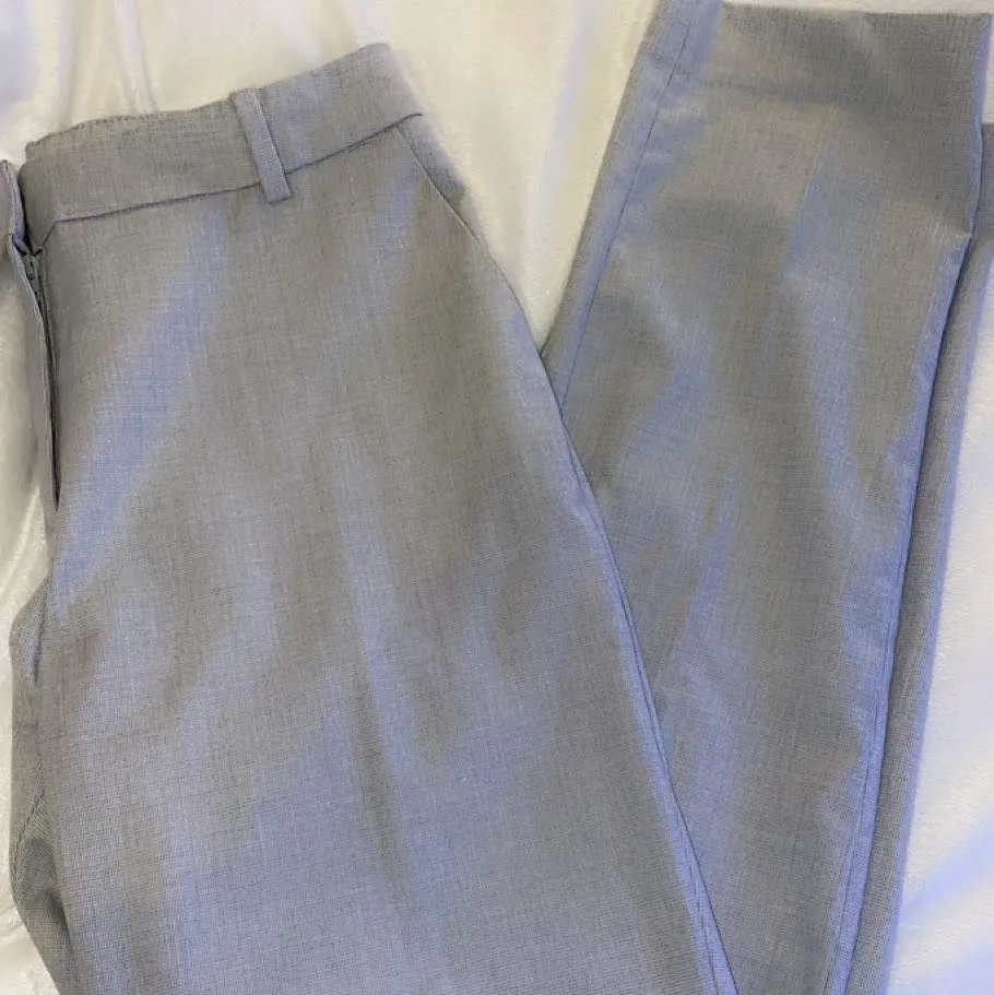 ”Rutiga” kostymbyxor som ser gråa ut som på första bilden, köpta på H&M och kommit till användning vid få tillfällen, köptes för 250 och säljer för 30 kronor. . Jeans & Byxor.