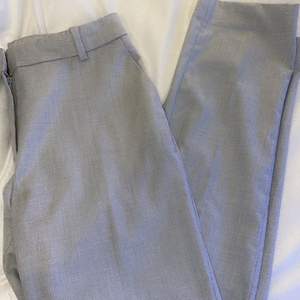 ”Rutiga” kostymbyxor som ser gråa ut som på första bilden, köpta på H&M och kommit till användning vid få tillfällen, köptes för 250 och säljer för 30 kronor. 