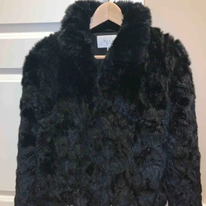Pälsjacka - Faux pälsjacka. Nypris 999 kr.