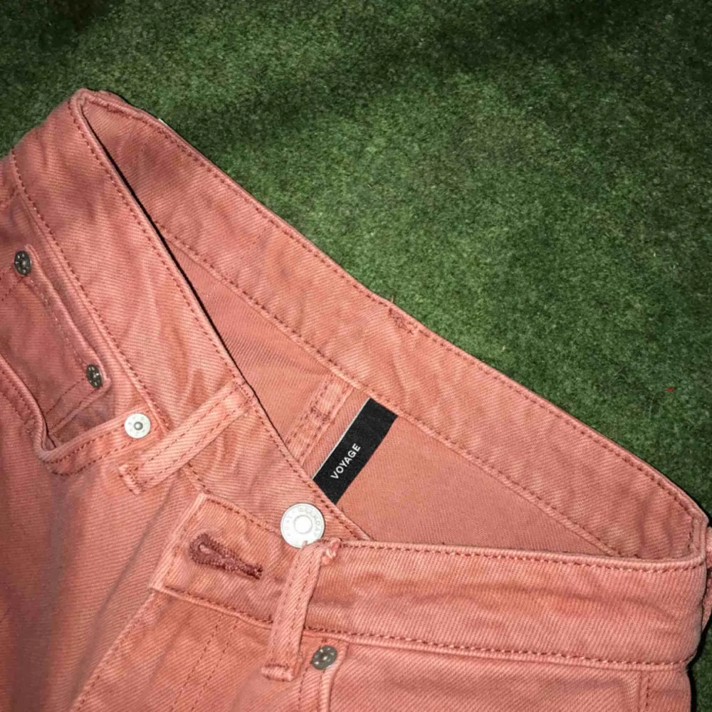 Ett par jättesnygga jeans från Weekday i modellen Voyage. Storleken är 24! Superfin färg - ljusrosa, peach ish! 🍑🌸😍 Frakt tillkommer. . Jeans & Byxor.