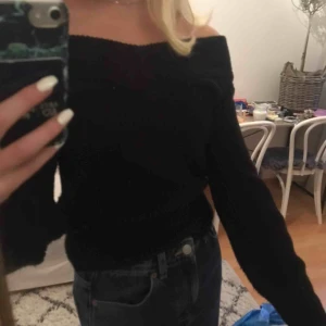  - Off-shoulder svart stickad tröja🌸kommer inte till användning🤷🏼‍♀️frakt 65kr💕