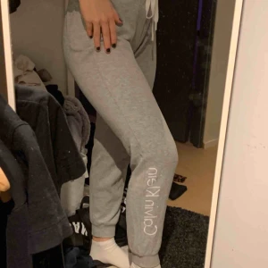 - Helt vanliga gråa mjukisbyxor med Calvin Klein längst ena benet, byxorna är i sig supersköna och stretchar ut sig till storlek M.