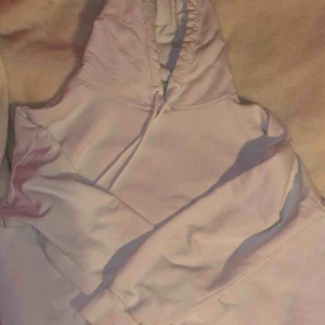  - Vit hoodie från nakd men tryck på ryggen som det är deras logga. Använd några gånger men bra skicka.(köparen står för frakt)