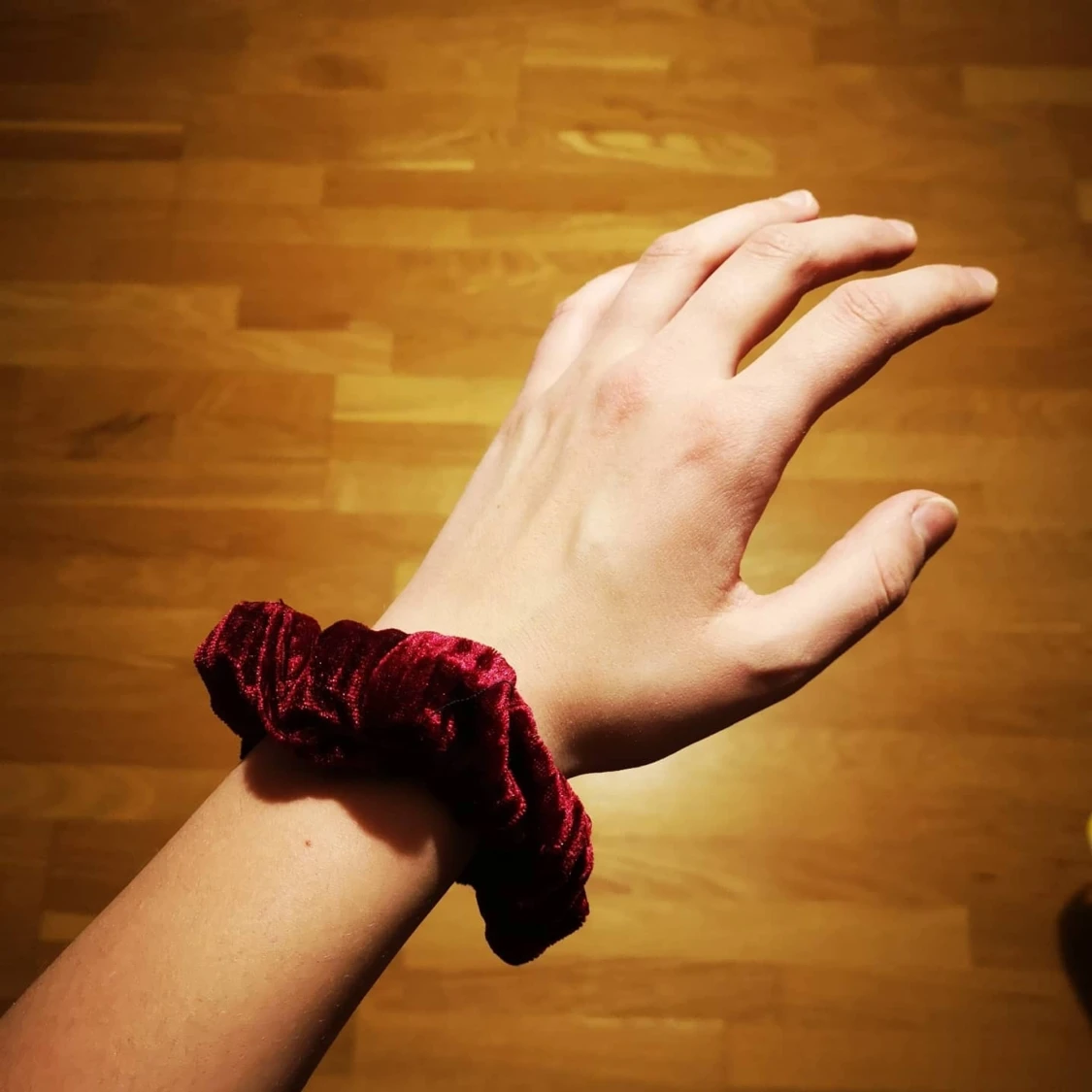 Mörkrosa scrunchie - 90