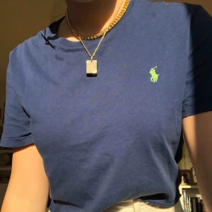  - Avklippt Ralph lauren t-shirt. Skön och i fint skick. Passar alla storlekar upp till L baserat på hur stor passform man är ute efter. Köparen står för frakt :)