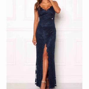  - Säljer nu min fina balklänning med märket är Chiara Forthi som endast är använd 1 gång! Storlek 40/M. Köpt på bubbleroom förra året och orginatpriset minns jag var 1200💞 så passa på och köp för halva orginalpriset!