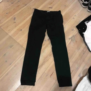  - Weekday jeans mossgröna. Använd en gång. Bra skick. Storlek 29. Pris 150 kr