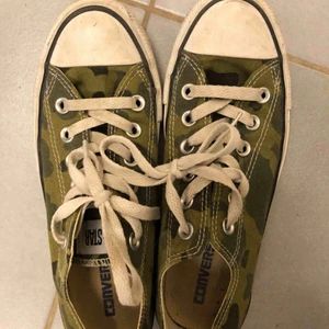  - Militärmönstrade låga converse i storlek 38.5. Knappt använda, bra skick