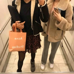  - Fluffig jacka från zara! Insidan är fluffig och utsidan mocka, storlek S