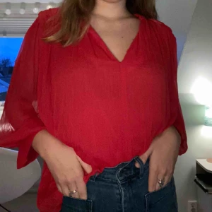  - En superfin flowy röd blus från Zara i super skick!!! 💕💕