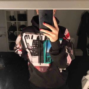  - Super snygg oversize hoodie från Nakd. Säljs då den inte används, kanske använt den 5 gånger. Kan frakta om köparen står för frakten. Tror den är helt slutsåld. 