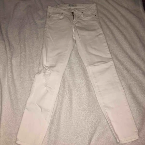  - Vita jeans i storlek 36, byxorna är i gott skick från Gina tricot, i modellen Emma. 