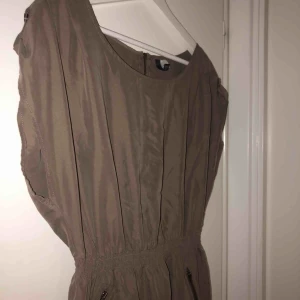  - Beige/brun klänning från H&M i storlek 38 kan även passa 36. I gott skick