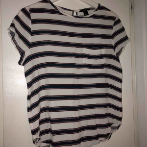  - En randing t-shirt från H&M i storlek 40, i gott skick.