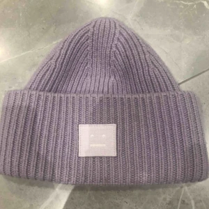 acne mössa - Lila acnemössa (skulle behövas en tvätt, se bild 2) budning från 350 + frakt! just nu 520kr + frakt