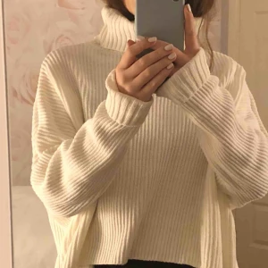  - Jättefin stickad tröja med polokrage från Hollister!💕bra skick. Bor i Sthlm, köparen står för frakt💕