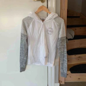  - Pink huvtröja Vit och grå Säljer då jag inte använder den längre Den har inga band i luvan längre