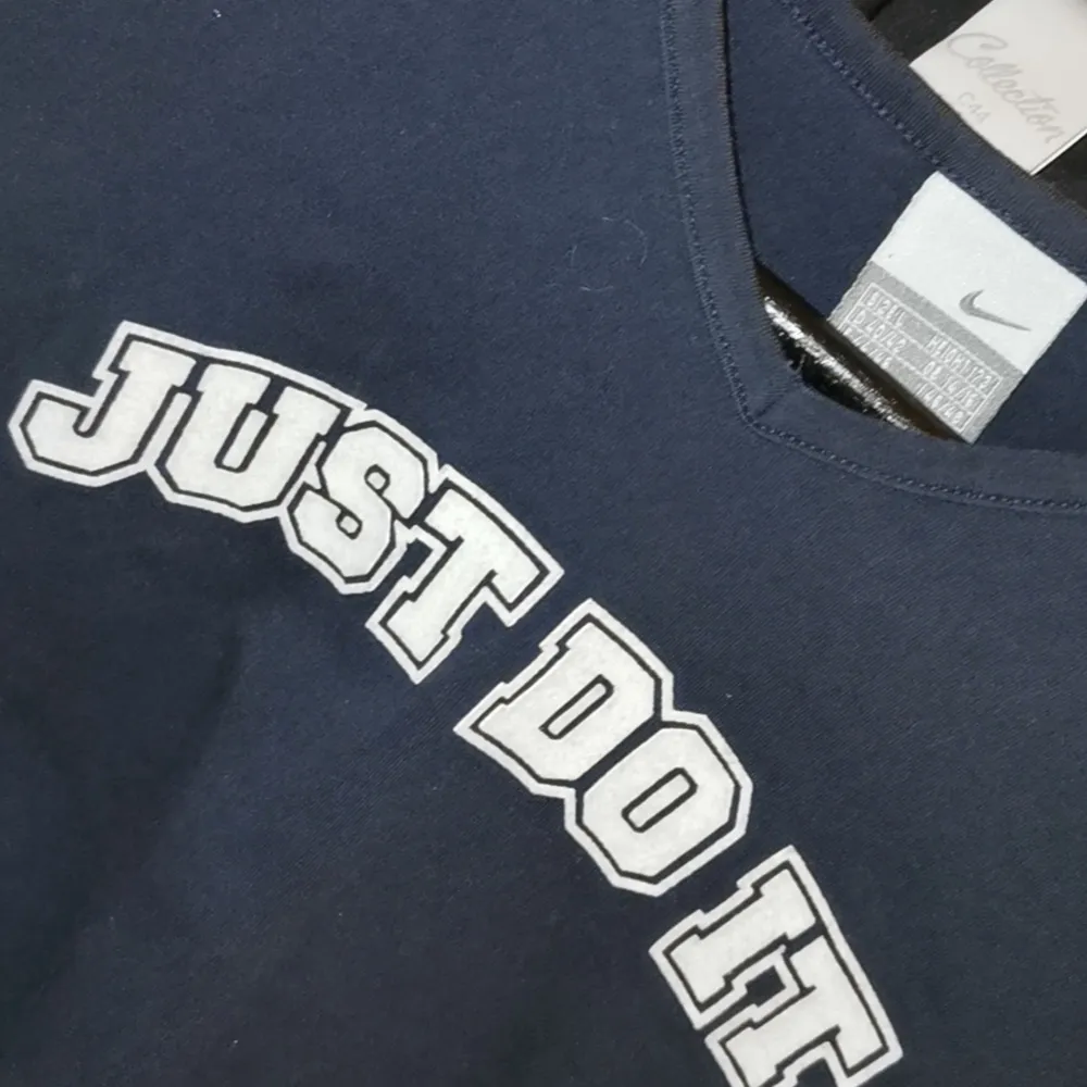 Nike tröja med tryck: JUST DO IT. Storlek L men mer som xs/s. Inklusive frakt. T-shirts.