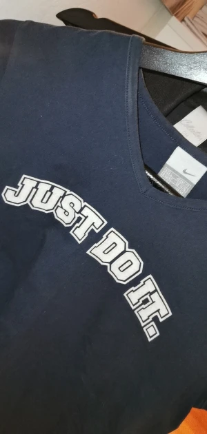 Nike tröja  - Nike tröja med tryck: JUST DO IT. Storlek L men mer som xs/s. Inklusive frakt