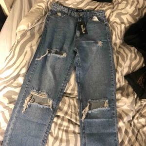  - Helt nya Jeans med fina slitningar. storlek M/38. Pris kan diskuteras 