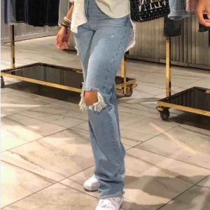  - Populära jeans från zara, kom gärna med bud så kommer vi överens om ett pris!