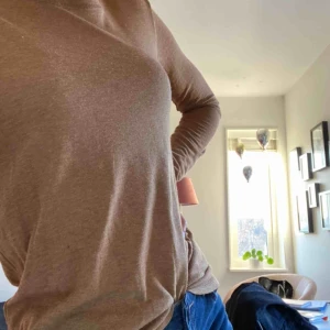  - Tunn beige långärmad tröja Strl S Lite nopprig men sparsamt använd