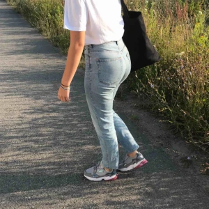  - Jätte snygga sneakers, adidas Falcon.🥰 Användes mycket i somras så lite slitna men mest på innersidan (bild).