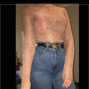  - Body från Nelly.com. Ribbad i tyget och en aning genomskinlig. I bra skick och knappt använd.