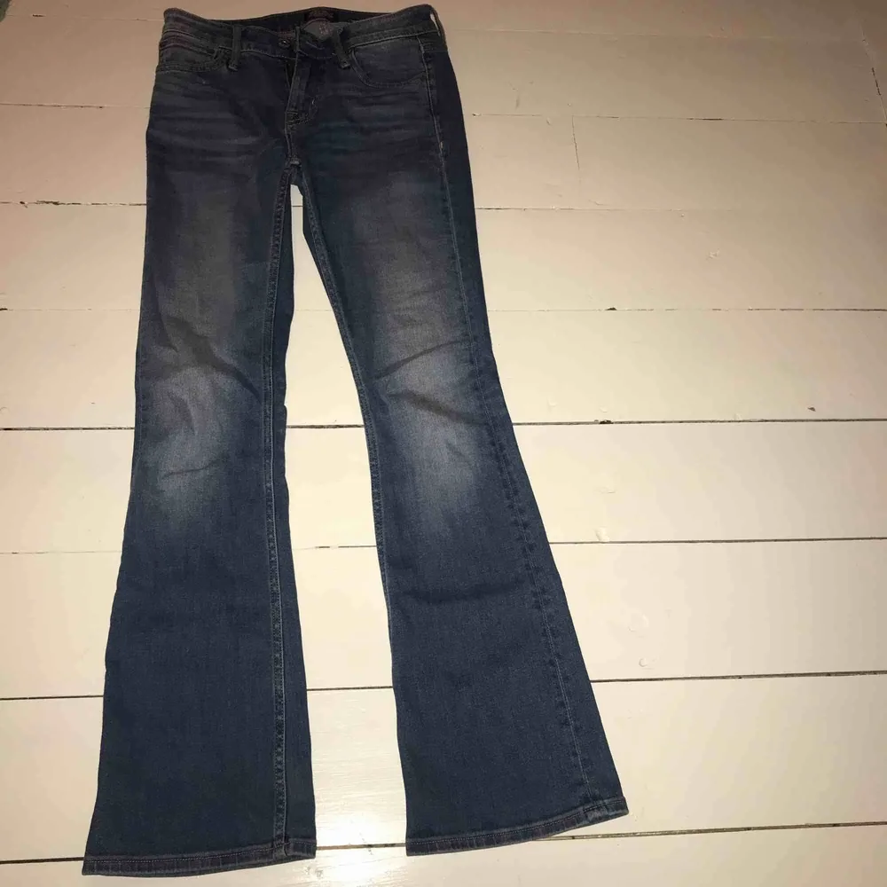 Säljer dessa fina ljusblåa bootcut jeans från crocker då jag inte använder dom längre💕 Är 163 cm lång, Köparen står för frakt!. Jeans & Byxor.
