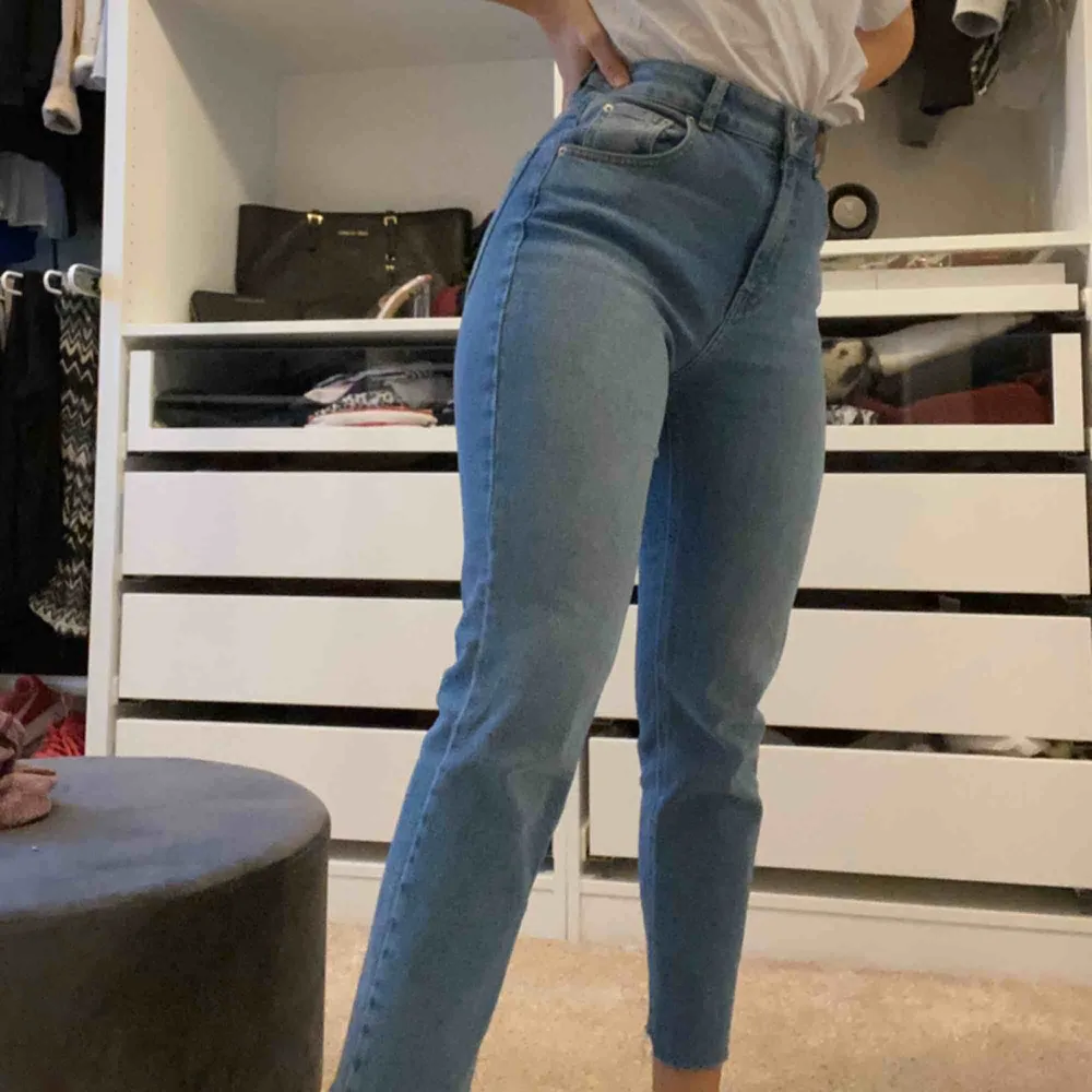 Tänkte sälja mina snygga jeans. Typ använda två gånger så dom är som nya. . Jeans & Byxor.
