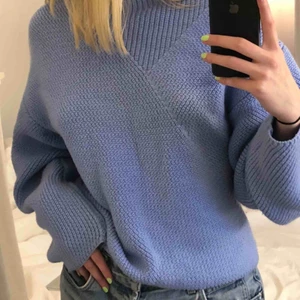  - Super mysig långärmad stickad babyblå tröja från & other stories storlek xs